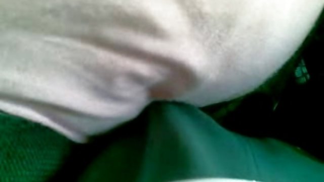 دختر خدمتکار یکبار دو خروس را خدمت می کند