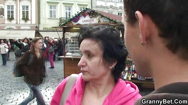 آرامش دست با یک خروس بزرگ