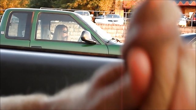 دختر جوان با جوانان بزرگ یک حمام در شیر می گیرد